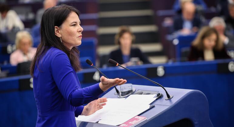 联合国大会主席安娜莱娜·贝尔伯克在法国斯特拉斯堡向欧洲议会发表演讲。